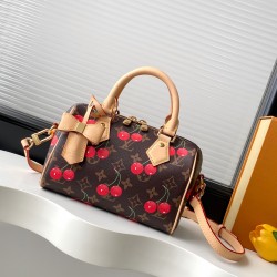 】M13094樱桃 本款 Speedy Bandoulire 手袋取材经典 Monogram 涂层帆布，以路易威登 x 村上隆复刻系列的甜美樱桃图案点亮潮流姿彩。考究皮革构筑 Toron 顶部手柄、可拆卸肩带和 LV x TM 钥匙包，精巧尺寸可轻松容纳手机和长款钱夹等日常所需。13.5 x 12 x 20.5 厘米 (高 x 宽 x 长度) fd.700