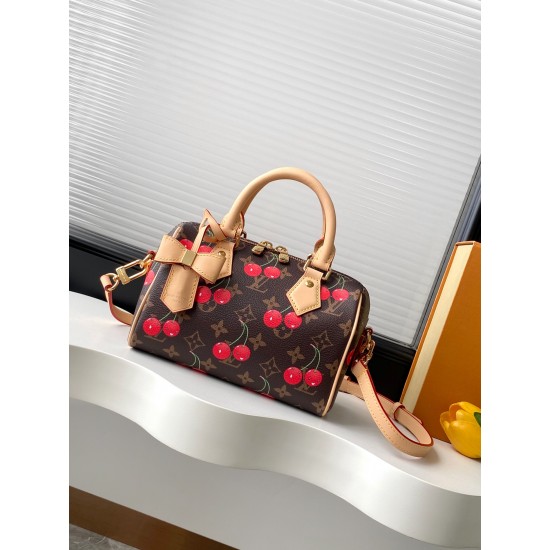 】M13094樱桃 本款 Speedy Bandoulire 手袋取材经典 Monogram 涂层帆布，以路易威登 x 村上隆复刻系列的甜美樱桃图案点亮潮流姿彩。考究皮革构筑 Toron 顶部手柄、可拆卸肩带和 LV x TM 钥匙包，精巧尺寸可轻松容纳手机和长款钱夹等日常所需。13.5 x 12 x 20.5 厘米 (高 x 宽 x 长度) fd.700