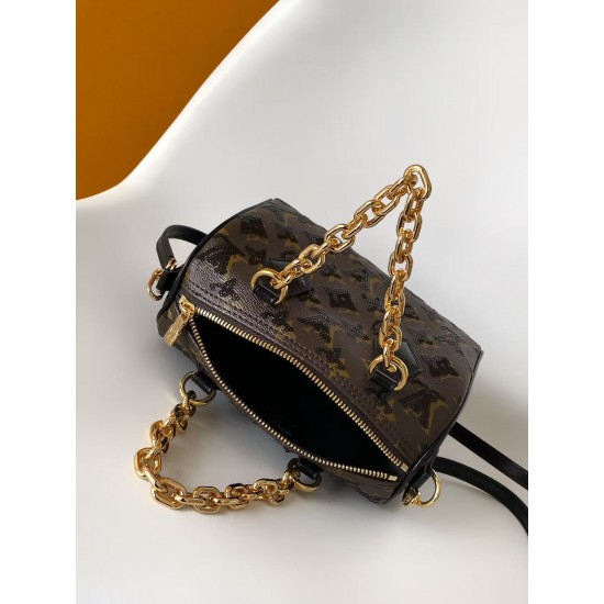 M26314 本款 Monogram Sequins 版本 Speedy Bandoulire 20 手袋出自 LV Ski 系列，为帆布包身点缀闪耀亮片，营造日食般的深邃光影效果。耀目粗链条升级典雅格调，皮革肩带方便斜挎，成就晚宴场合佳选。15 x 13 x 20.5 厘米 (高 x 宽 x 长度) D.700