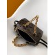 M26314 本款 Monogram Sequins 版本 Speedy Bandoulire 20 手袋出自 LV Ski 系列，为帆布包身点缀闪耀亮片，营造日食般的深邃光影效果。耀目粗链条升级典雅格调，皮革肩带方便斜挎，成就晚宴场合佳选。15 x 13 x 20.5 厘米 (高 x 宽 x 长度) D.700
