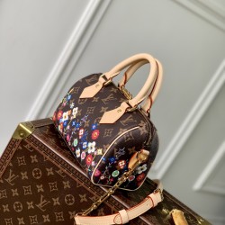 M14175，本款 Speedy Bandoulire 20 手袋融合 Monogram 帆布和牛皮革饰边，再借路易威登 x 村上隆再版系列的明快元素传递潮流格调。前后以村上隆的“超扁平”艺术理念重绎 Monogram 花卉图案，拉链开合处饰有耀目挂锁，Toron 手柄和可拆卸并调节的链条实现舒适背携。13.5 x 12 x 20.5 厘米(高 x 宽 x 长度)