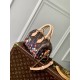 M14175，本款 Speedy Bandoulire 20 手袋融合 Monogram 帆布和牛皮革饰边，再借路易威登 x 村上隆再版系列的明快元素传递潮流格调。前后以村上隆的“超扁平”艺术理念重绎 Monogram 花卉图案，拉链开合处饰有耀目挂锁，Toron 手柄和可拆卸并调节的链条实现舒适背携。13.5 x 12 x 20.5 厘米(高 x 宽 x 长度)