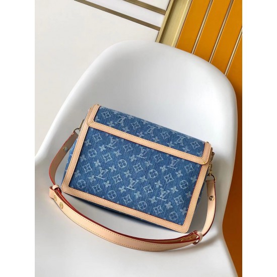 顶级品质 M13319蓝色 丹宁牛仔链条包大号达芙妮 LV X TM DAUPHINE SOFT 手袋 本款Dauphine Soft大号手袋选用棉质丹宁织就 Monogram 图案，经漂白和砂洗后呈现复古风范。牛皮革饰边定格经典韵致，耀目LV锁扣于正面标注品牌身份，拉链内袋再添功能考量。尺寸：2820x11厘米。