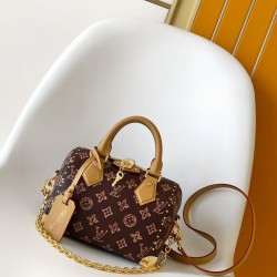 M28102 本款Speedy Trunk 20手袋选用Monogram Origine帆布，以此设计庆贺路易威登Monogram图案问世130周年。光滑牛皮革点缀手柄，专属地址牌标记庆贺系列身份。开启可见条纹内衬和收纳小物的贴袋，链条和挂锁完善工致细节。尺寸：20.5  13.5  11 cm