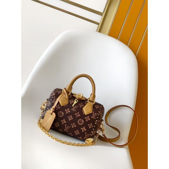 M28102 本款Speedy Trunk 20手袋选用Monogram Origine帆布，以此设计庆贺路易威登Monogram图案问世130周年。光滑牛皮革点缀手柄，专属地址牌标记庆贺系列身份。开启可见条纹内衬和收纳小物的贴袋，链条和挂锁完善工致细节。尺寸：20.5  13.5  11 cm