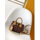 M28102 本款Speedy Trunk 20手袋选用Monogram Origine帆布，以此设计庆贺路易威登Monogram图案问世130周年。光滑牛皮革点缀手柄，专属地址牌标记庆贺系列身份。开启可见条纹内衬和收纳小物的贴袋，链条和挂锁完善工致细节。尺寸：20.5  13.5  11 cm
