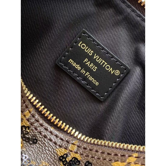 M26314 本款 Monogram Sequins 版本 Speedy Bandoulire 20 手袋出自 LV Ski 系列，为帆布包身点缀闪耀亮片，营造日食般的深邃光影效果。耀目粗链条升级典雅格调，皮革肩带方便斜挎，成就晚宴场合佳选。15 x 13 x 20.5 厘米 (高 x 宽 x 长度) D.700