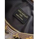 M26314 本款 Monogram Sequins 版本 Speedy Bandoulire 20 手袋出自 LV Ski 系列，为帆布包身点缀闪耀亮片，营造日食般的深邃光影效果。耀目粗链条升级典雅格调，皮革肩带方便斜挎，成就晚宴场合佳选。15 x 13 x 20.5 厘米 (高 x 宽 x 长度) D.700