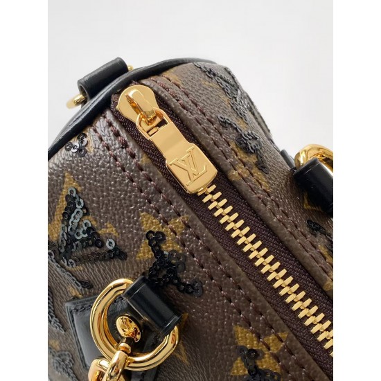 M26314 本款 Monogram Sequins 版本 Speedy Bandoulire 20 手袋出自 LV Ski 系列，为帆布包身点缀闪耀亮片，营造日食般的深邃光影效果。耀目粗链条升级典雅格调，皮革肩带方便斜挎，成就晚宴场合佳选。15 x 13 x 20.5 厘米 (高 x 宽 x 长度) D.700