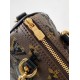 M26314 本款 Monogram Sequins 版本 Speedy Bandoulire 20 手袋出自 LV Ski 系列，为帆布包身点缀闪耀亮片，营造日食般的深邃光影效果。耀目粗链条升级典雅格调，皮革肩带方便斜挎，成就晚宴场合佳选。15 x 13 x 20.5 厘米 (高 x 宽 x 长度) D.700