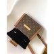 p DAUPHINE CAPITALE 手袋新款 M46751 Dauphine Capitale 手袋融合 Monogram 和 Monogram Reverse 涂层帆布，老花黄花拼色达芙妮凯莉包oo[握手][握手]搭配牛皮革饰边。梯形设计流露复古气息，加长版 LV磁扣点睛别致细节。尺寸：17.5x17.5x9厘米（长度x高x宽）