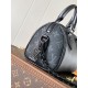 原厂 ，变码芯片M24606黑花 M46970老花M24474白花，speedy18，在满足日常需求上搭配了精致小巧可自行多种穿戴方式的配饰，加上可拆链条带成就舒适肩背体验。尺寸：18.0x12.5x11.0（长x高x宽）