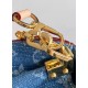 顶级品质 M13319蓝色 丹宁牛仔链条包大号达芙妮 LV X TM DAUPHINE SOFT 手袋 本款Dauphine Soft大号手袋选用棉质丹宁织就 Monogram 图案，经漂白和砂洗后呈现复古风范。牛皮革饰边定格经典韵致，耀目LV锁扣于正面标注品牌身份，拉链内袋再添功能考量。尺寸：2820x11厘米。