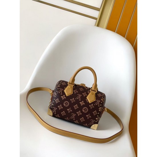 M28102 本款Speedy Trunk 20手袋选用Monogram Origine帆布，以此设计庆贺路易威登Monogram图案问世130周年。光滑牛皮革点缀手柄，专属地址牌标记庆贺系列身份。开启可见条纹内衬和收纳小物的贴袋，链条和挂锁完善工致细节。尺寸：20.5  13.5  11 cm