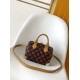 M28102 本款Speedy Trunk 20手袋选用Monogram Origine帆布，以此设计庆贺路易威登Monogram图案问世130周年。光滑牛皮革点缀手柄，专属地址牌标记庆贺系列身份。开启可见条纹内衬和收纳小物的贴袋，链条和挂锁完善工致细节。尺寸：20.5  13.5  11 cm
