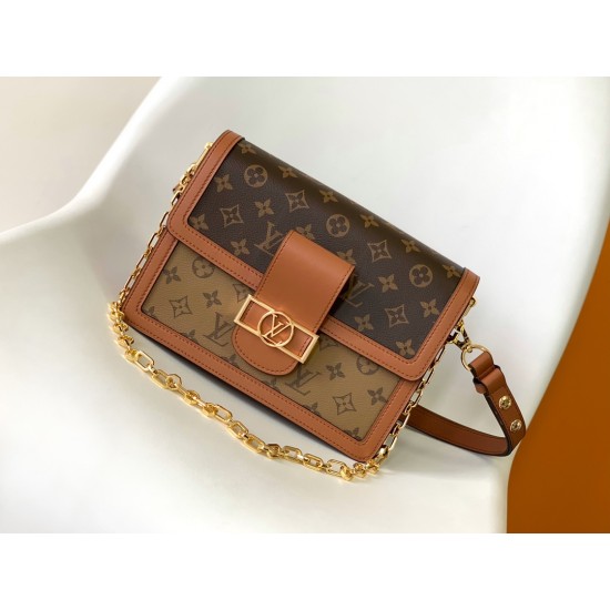 新版五金 M45958中号手袋 路易威登经典 Dauphine 手袋系列新作：来自 2019 早春系列，出自女装艺术总监 Nicolas Ghesquire 之手的改良版设计。将 Monogram 帆布与 Monogram Reverse 帆布相结合，配有链带与磁扣，以摩登风格展现品牌传统，尽显路易威登时尚禀赋。尺寸：25.0 x 17.0 x 10.5 厘米 (长 x 高 x 宽)