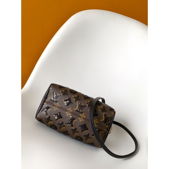 M26314 本款 Monogram Sequins 版本 Speedy Bandoulire 20 手袋出自 LV Ski 系列，为帆布包身点缀闪耀亮片，营造日食般的深邃光影效果。耀目粗链条升级典雅格调，皮革肩带方便斜挎，成就晚宴场合佳选。15 x 13 x 20.5 厘米 (高 x 宽 x 长度) D.700