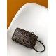 M26314 本款 Monogram Sequins 版本 Speedy Bandoulire 20 手袋出自 LV Ski 系列，为帆布包身点缀闪耀亮片，营造日食般的深邃光影效果。耀目粗链条升级典雅格调，皮革肩带方便斜挎，成就晚宴场合佳选。15 x 13 x 20.5 厘米 (高 x 宽 x 长度) D.700
