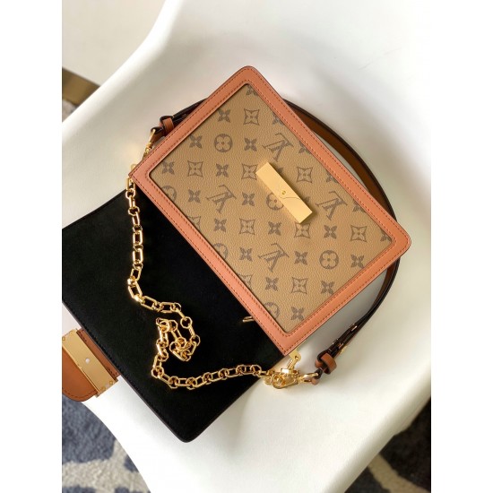 新版五金 M45958中号手袋 路易威登经典 Dauphine 手袋系列新作：来自 2019 早春系列，出自女装艺术总监 Nicolas Ghesquire 之手的改良版设计。将 Monogram 帆布与 Monogram Reverse 帆布相结合，配有链带与磁扣，以摩登风格展现品牌传统，尽显路易威登时尚禀赋。尺寸：25.0 x 17.0 x 10.5 厘米 (长 x 高 x 宽)