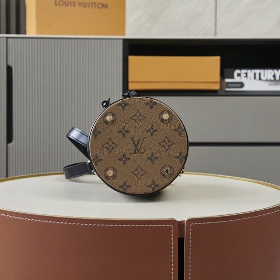 独家实拍 m83480黄花 老花/黑皮 Cano 手袋取材 Monogram 帆布，将 No 手袋和 Cannes Ksd Pjs Kjh手袋融于一身，令前者的抽绳结合后者的模压底部设计，兼具潮流格调和实用功能。编织链条和皮革肩带均可拆卸，实现多种背携方式。14 x 20.5 x 14 厘米