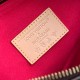 M14175，本款 Speedy Bandoulire 20 手袋融合 Monogram 帆布和牛皮革饰边，再借路易威登 x 村上隆再版系列的明快元素传递潮流格调。前后以村上隆的“超扁平”艺术理念重绎 Monogram 花卉图案，拉链开合处饰有耀目挂锁，Toron 手柄和可拆卸并调节的链条实现舒适背携。13.5 x 12 x 20.5 厘米(高 x 宽 x 长度)