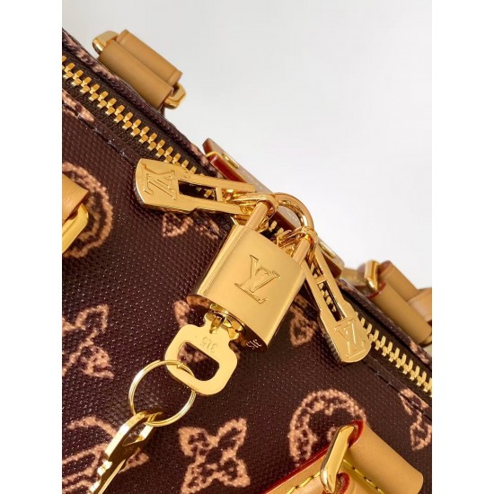 M28102 本款Speedy Trunk 20手袋选用Monogram Origine帆布，以此设计庆贺路易威登Monogram图案问世130周年。光滑牛皮革点缀手柄，专属地址牌标记庆贺系列身份。开启可见条纹内衬和收纳小物的贴袋，链条和挂锁完善工致细节。尺寸：20.5  13.5  11 cm