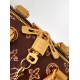 M28102 本款Speedy Trunk 20手袋选用Monogram Origine帆布，以此设计庆贺路易威登Monogram图案问世130周年。光滑牛皮革点缀手柄，专属地址牌标记庆贺系列身份。开启可见条纹内衬和收纳小物的贴袋，链条和挂锁完善工致细节。尺寸：20.5  13.5  11 cm