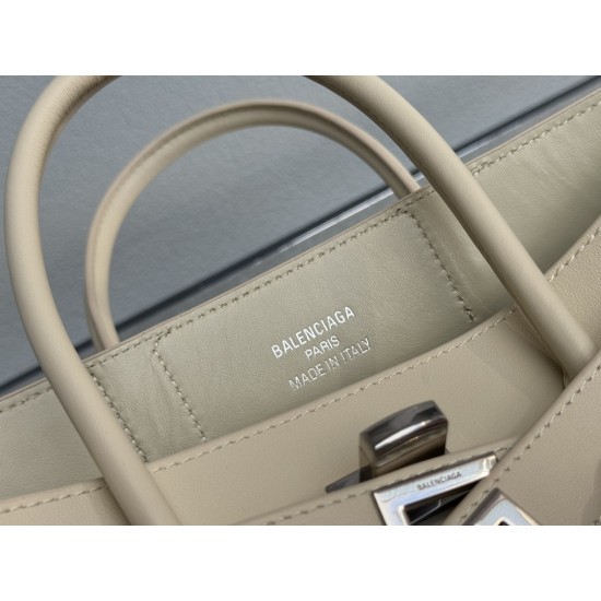 Balenciaga More ←
