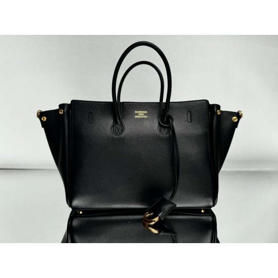 Balenciaga More ←