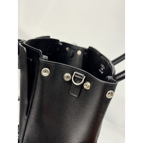 Balenciaga More ←