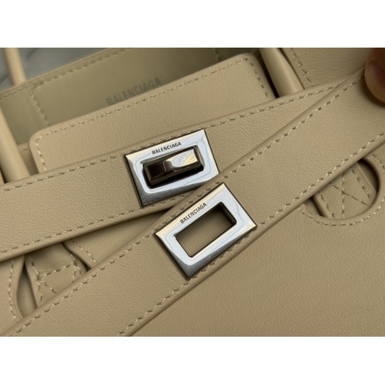 Balenciaga More ←