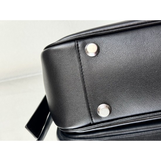 Balenciaga More ←