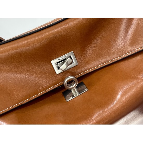 Balenciaga More ←