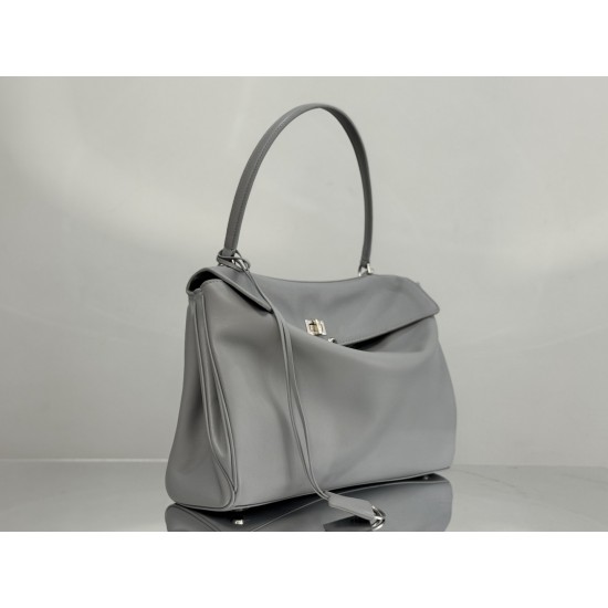 Balenciaga More ←