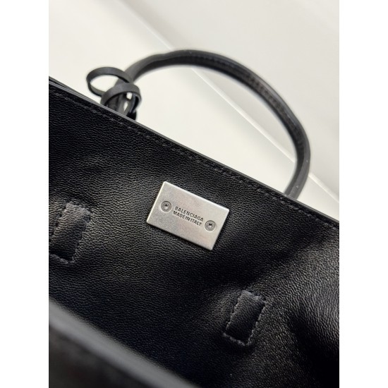 Balenciaga More ←