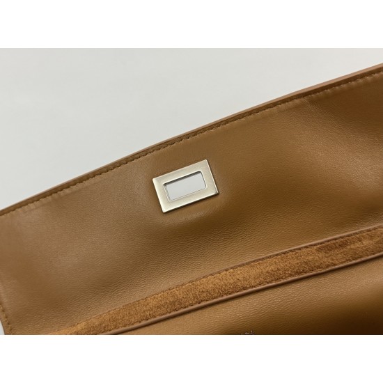 Balenciaga More ←