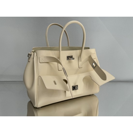 Balenciaga More ←
