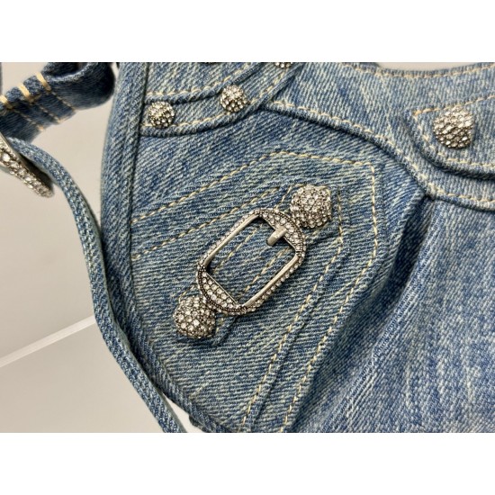 Balenciaga More ←