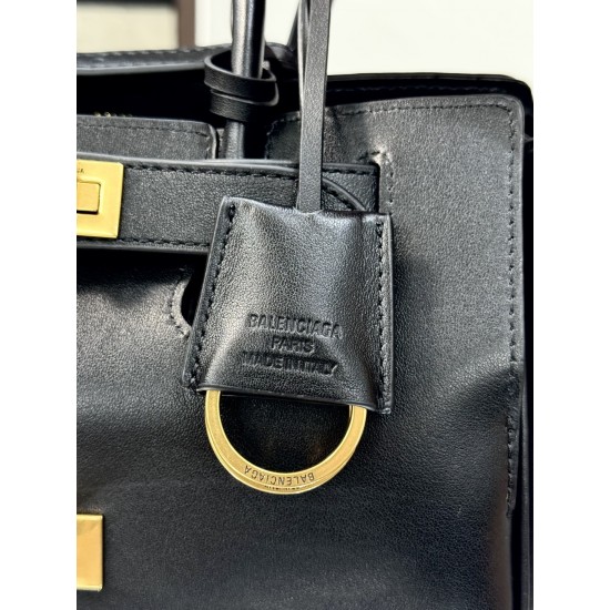 Balenciaga More ←