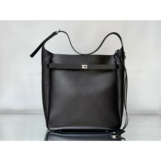Balenciaga More ←