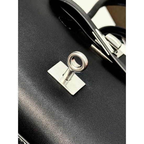 Balenciaga More ←
