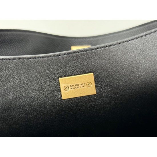 Balenciaga More ←