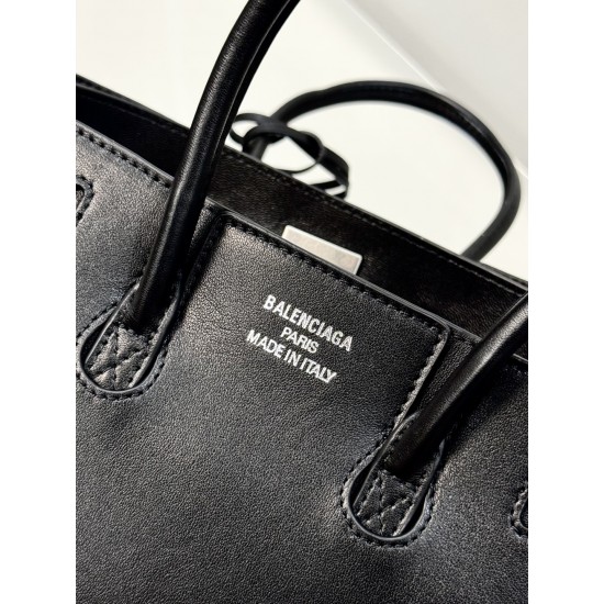 Balenciaga More ←