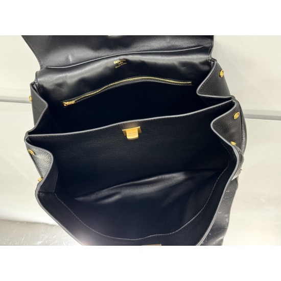 Balenciaga More ←