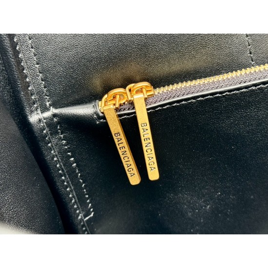Balenciaga More ←