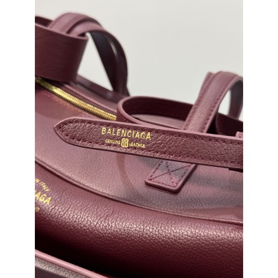 Balenciaga More ←