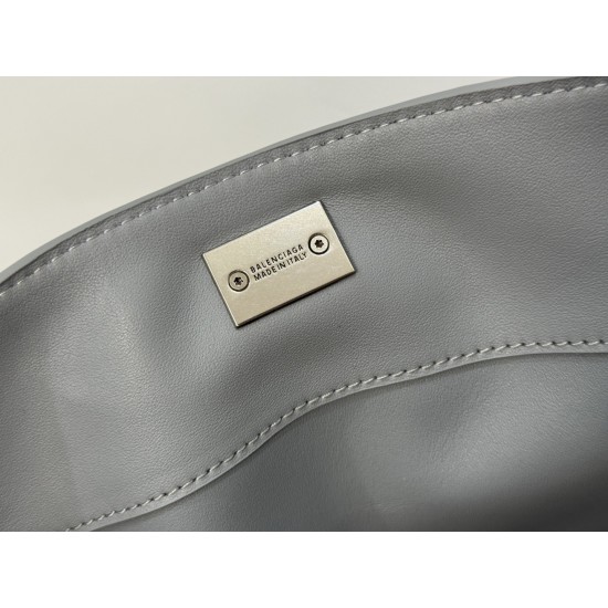 Balenciaga More ←