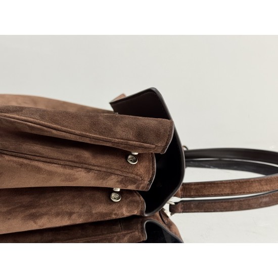 Balenciaga More ←