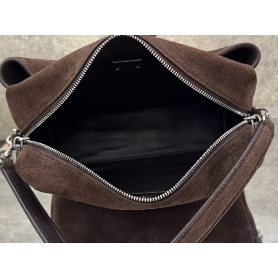 Balenciaga More ←