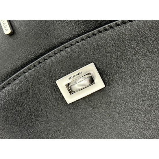 Balenciaga More ←
